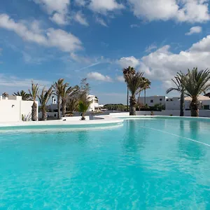 https://villa-blanca-charco-del-palo.in-canary-islands.com